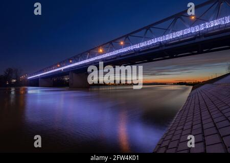 Eine Brücke über den Fluss Sava in Slavonski Brod, Kroatien Stockfoto