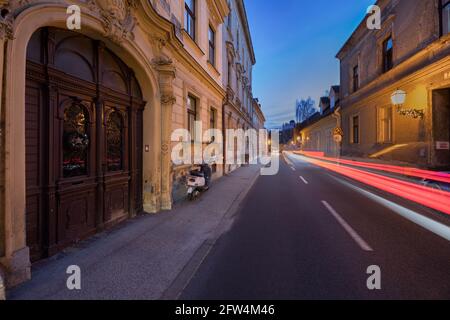 Die Nacht fällt auf der Jurjevska Straße in Zagreb, Kroatien Stockfoto