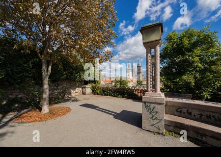 Panoramablick auf die Kathedrale von Zagreb von der Strossmayer-Promenade, Kroatien Stockfoto