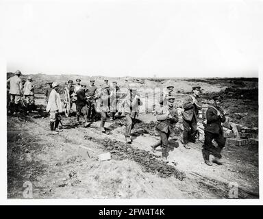 Erster Weltkrieg, 1. Weltkrieg, Westfront - französische Poilu (Infanteriesoldaten) beobachten britische Artillerie, die Granaten hochbringt, Frankreich Stockfoto