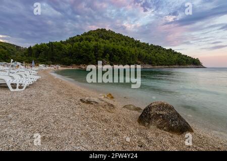 Berühmter Strand vor Ort Pupnatska Luka auf der Insel Korcula, Dalmatien, Kroatien Stockfoto