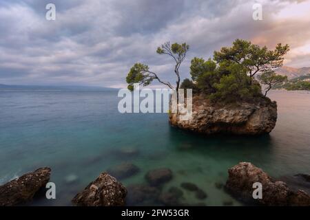 Rock am berühmten Strand im Ort Brela, Dalmatien, Kroatien Stockfoto