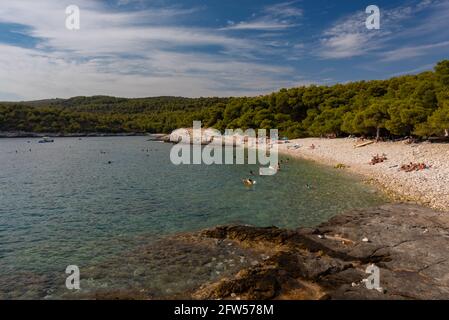 Berühmter Strand Srebrena auf der Insel Vis, Dalmatien, Kroatien Stockfoto