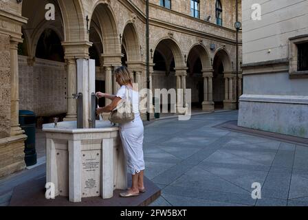 Frau, die in der Kirche der Gottesmutter von Bistrica Weihwasser nimmt, Tag vor Mariä Himmelfahrt, Zagorje, Kroatien Stockfoto