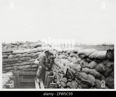 Erster Weltkrieg, 1. Weltkrieg, Westfront - EIN Blick in einen Frontgraben mit Stacheldraht in No man's Land, Frankreich Stockfoto