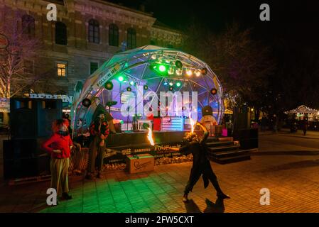 Feuerschlucker Unterhaltung während der Adventszeit in der Stadt Zagreb, Kroatien Stockfoto