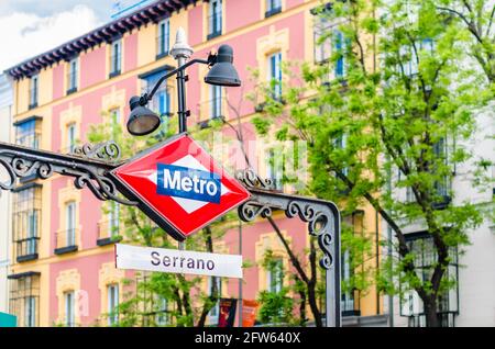 MADRID, SPANIEN – 12. MAI 2021: Metro-Schild Madrid an der U-Bahn-Station Serrano Stockfoto