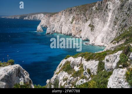 Felsige Küste der Insel Zakynthos in der Nähe von Plakaki Beach, Agalas. Ionisches Meer und Kalksteinfelsen, Griechenland Stockfoto