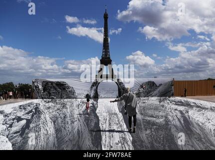 Paris, Frankreich. Mai 2021. Am 21. Mai 2021 posieren die Menschen auf dem Trocadero-Platz in der Nähe des Eiffelturms, wo der französische Künstler und Fotograf JR seine Kunstwerke stellte. Kredit: Gao Jing/Xinhua/Alamy Live Nachrichten Stockfoto