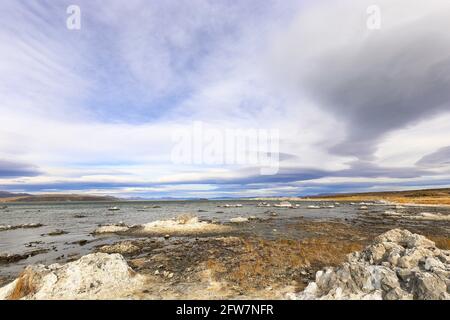 Kleine und große Inseln aus Tuffstein, einige davon fast wie ein Schneehaufen, am Mono Lake, Kalifornien Stockfoto