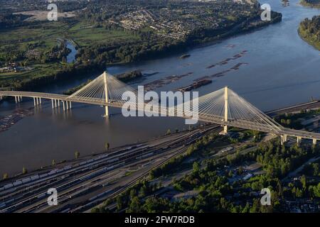 Luftaufnahme auf Fraser River und Port Mann Bridge Stockfoto