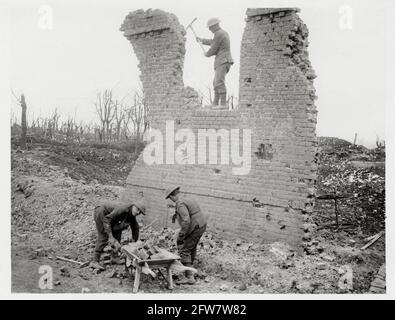 Erster Weltkrieg, 1. Weltkrieg, Westfront - Männer, die Ziegelsteine aus den Ruinen eines Gebäudes entfernen, um Straßen zu machen, Frankreich Stockfoto