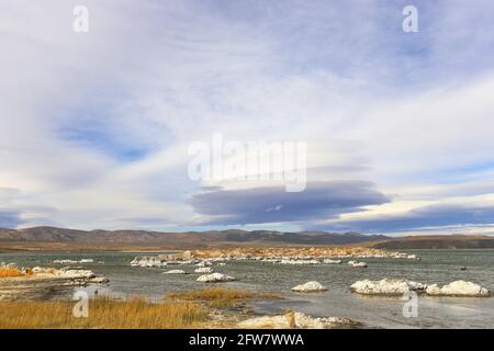 Kleine und große Inseln aus Tuffstein, einige davon fast wie ein Schneehaufen, am Mono Lake, Kalifornien Stockfoto