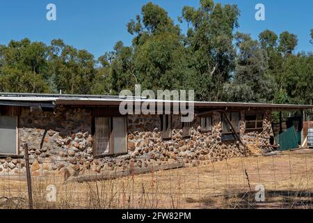 Ein Steinhaus, das vom Pachtbesitzer auf dem Saphir gebaut wurde gemfields of Outback Australia Stockfoto