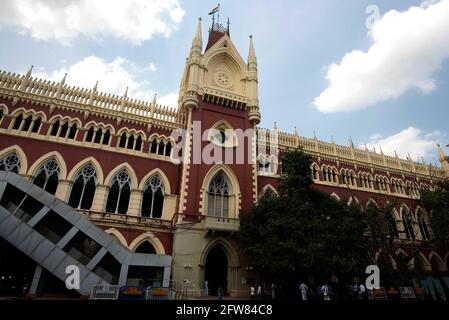 Kalkutta, Indien. Mai 2021. KALKUTTA, INDIEN - 21. MAI: Blick auf den Obersten Gerichtshof von Kalkutta, wo der Narada-Betrugsfall am 21. Mai 2021 in Kalkutta, Indien, gehört wird. Das hohe Gericht von Kalkutta ordnete am Freitag die Hausarrest der beiden bengalischen Minister Subrata Mukherjee, Firhad Hakim, TMC MLA Madan Mitra und des ehemaligen Bürgermeisters von Kalkutta Sovan Chatterjee an, die im Bestechungsfall Narada festgehalten wurden. Die vier wurden am Montagmorgen von der CBI aus ihren Häusern verhaftet.(Foto: Samir Jana/Hindustan Times/Sipa USA) Quelle: SIPA USA/Alamy Live News Stockfoto