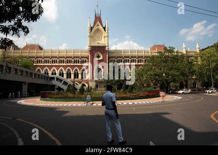 Kalkutta, Indien. Mai 2021. KALKUTTA, INDIEN - 21. MAI: Blick auf den Obersten Gerichtshof von Kalkutta, wo der Narada-Betrugsfall am 21. Mai 2021 in Kalkutta, Indien, gehört wird. Das hohe Gericht von Kalkutta ordnete am Freitag die Hausarrest der beiden bengalischen Minister Subrata Mukherjee, Firhad Hakim, TMC MLA Madan Mitra und des ehemaligen Bürgermeisters von Kalkutta Sovan Chatterjee an, die im Bestechungsfall Narada festgehalten wurden. Die vier wurden am Montagmorgen von der CBI aus ihren Häusern verhaftet.(Foto: Samir Jana/Hindustan Times/Sipa USA) Quelle: SIPA USA/Alamy Live News Stockfoto