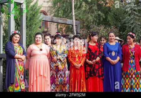 Gruppe von Frauen mit traditioneller Kleidung in Kashgar, Sinkiang, Volksrepublik China, 2019 Stockfoto