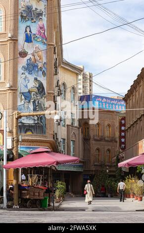 Straße mit buntem Mosaik auf einem Gebäude Kashgar, Xinkiang, Volksrepublik China, 2019 Stockfoto