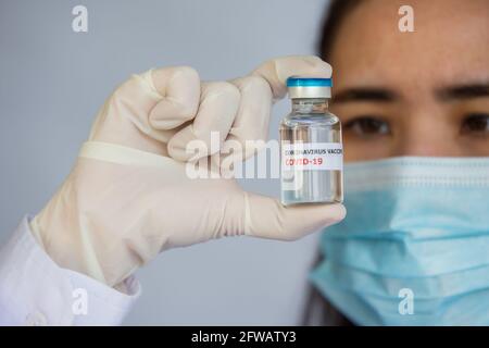Ärzte halten COVID-19-Impfstoff bereit, um Patienten COVID 19 zu injizieren. Stockfoto