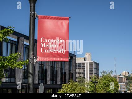 Pittsburgh, Pennsylvania, USA - 13. Mai 2021: Eingangsschild des Campus der Carnegie Mellon University mit Gebäuden im Hintergrund. Die CMU ist ein privates Resea Stockfoto