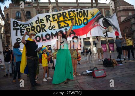 Malaga, Spanien. Mai 2021. Ein kolumbianischer Protestler ruft während der Demonstration auf dem Platz Plaza de la Constitucion Parolen durch ein Megaphon.die kolumbianischen Bewohner von Malaga gehen in Solidarität mit den Kolumbianern und gegen die Regierung von Präsident Iván Duque erneut auf die Straße, während die Verhandlungen zwischen der kolumbianischen Regierung und dem Komitee der fortgesetzt werden Nationaler Streik, nach dem Proteste und gewalttätige Zusammenstöße im Land ausbrachen. Kredit: SOPA Images Limited/Alamy Live Nachrichten Stockfoto