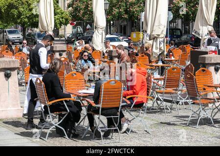 Berlin, Deutschland. Mai 2021. Gäste werden am 21. Mai 2021 im Außenbereich eines Restaurants in Berlin, der Hauptstadt Deutschlands, zu sehen sein. Die Restaurants in Berlin dürfen ab Freitag im Freien speisen. Quelle: Stefan Zeitz/Xinhua/Alamy Live News Stockfoto