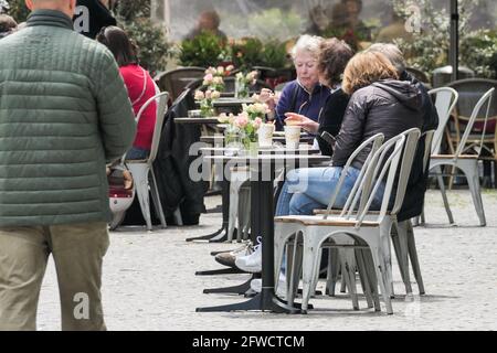 Berlin, Deutschland. Mai 2021. Gäste werden am 21. Mai 2021 im Außenbereich eines Restaurants in Berlin, der Hauptstadt Deutschlands, zu sehen sein. Die Restaurants in Berlin dürfen ab Freitag im Freien speisen. Quelle: Stefan Zeitz/Xinhua/Alamy Live News Stockfoto