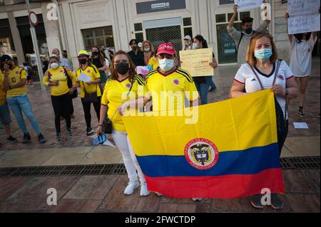 Malaga, Spanien. Mai 2021. Kolumbianische Demonstranten, die Gesichtsmasken tragen, halten während der Demonstration auf dem Platz Plaza de la Constitucion eine Fahne fest.die kolumbianischen Bewohner von Malaga gehen in Solidarität mit den Kolumbianern und gegen die Regierung von Präsident Iván Duque erneut auf die Straße, während die Verhandlungen zwischen der kolumbianischen Regierung und dem Komitee der fortgesetzt werden Nationaler Streik, nach dem Proteste und gewalttätige Zusammenstöße im Land ausbrachen. Kredit: SOPA Images Limited/Alamy Live Nachrichten Stockfoto