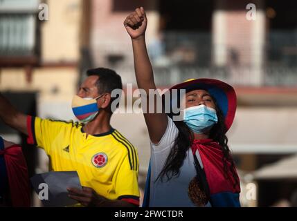 Malaga, Spanien. Mai 2021. Ein kolumbianischer Protestler mit Gesichtsmaske hebt während der Demonstration auf dem Platz Plaza de la Constitucion die Faust.die kolumbianischen Bewohner von Malaga gehen in Solidarität mit den Kolumbianern und gegen die Regierung von Präsident Iván Duque erneut auf die Straße, während die Verhandlungen zwischen der kolumbianischen Regierung und dem Ausschuss fortgesetzt werden Des nationalen Streiks, nach dem Proteste und gewalttätige Zusammenstöße im Land ausbrachen. Kredit: SOPA Images Limited/Alamy Live Nachrichten Stockfoto