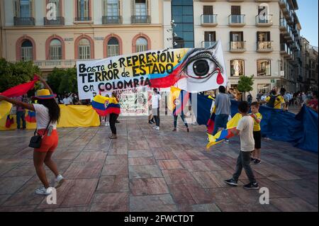 Malaga, Spanien. Mai 2021. Kolumbianische Demonstranten werden während der Demonstration auf dem Platz Plaza de la Constitucion mit einem großen Banner gesehen.die kolumbianischen Bewohner von Malaga gehen in Solidarität mit den Kolumbianern und gegen die Regierung von Präsident Iván Duque erneut auf die Straße, während die Verhandlungen zwischen der kolumbianischen Regierung und dem Ausschuss der fortgesetzt werden Nationaler Streik, nach dem Proteste und gewalttätige Zusammenstöße im Land ausbrachen. Kredit: SOPA Images Limited/Alamy Live Nachrichten Stockfoto