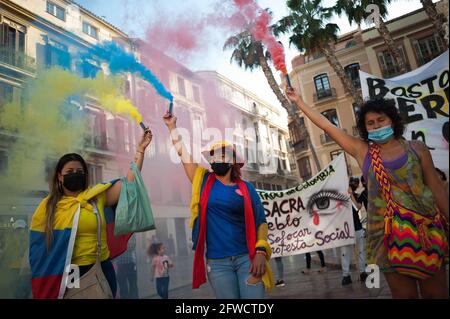 Malaga, Spanien. Mai 2021. Kolumbianische Demonstranten halten während der Demonstration auf dem Platz Plaza de la Constitucion Schlagfackeln auf die Straße kolumbianische Bewohner von Malaga gehen in Solidarität mit den Kolumbianern und gegen die Regierung von Präsident Iván Duque erneut auf die Straße, während die Verhandlungen zwischen der kolumbianischen Regierung und dem Ausschuss des nationalen Streiks danach fortgesetzt werden Die Proteste und gewalttätigen Zusammenstöße im Land ausbrachen. Kredit: SOPA Images Limited/Alamy Live Nachrichten Stockfoto