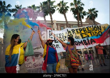 Malaga, Spanien. Mai 2021. Kolumbianische Demonstranten halten während der Demonstration auf dem Platz Plaza de la Constitucion Schlagfackeln auf die Straße kolumbianische Bewohner von Malaga gehen in Solidarität mit den Kolumbianern und gegen die Regierung von Präsident Iván Duque erneut auf die Straße, während die Verhandlungen zwischen der kolumbianischen Regierung und dem Ausschuss des nationalen Streiks danach fortgesetzt werden Die Proteste und gewalttätigen Zusammenstöße im Land ausbrachen. Kredit: SOPA Images Limited/Alamy Live Nachrichten Stockfoto