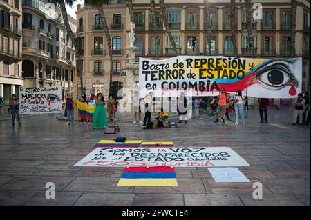 Malaga, Spanien. Mai 2021. Kolumbianische Demonstranten werden während der Demonstration auf dem Platz Plaza de la Constitucion mit einem großen Banner gesehen.die kolumbianischen Bewohner von Malaga gehen in Solidarität mit den Kolumbianern und gegen die Regierung von Präsident Iván Duque erneut auf die Straße, während die Verhandlungen zwischen der kolumbianischen Regierung und dem Ausschuss der fortgesetzt werden Nationaler Streik, nach dem Proteste und gewalttätige Zusammenstöße im Land ausbrachen. Kredit: SOPA Images Limited/Alamy Live Nachrichten Stockfoto