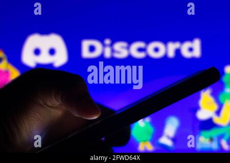 Brasilien. Mai 2021. In dieser Abbildung sehen Sie die Discord-Logo-App im Hintergrund einer Silhouettenhand, die ein Mobiltelefon hält. Kredit: SOPA Images Limited/Alamy Live Nachrichten Stockfoto