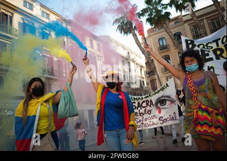 Malaga, Spanien. Mai 2021. Kolumbianische Demonstranten halten während der Demonstration auf dem Platz Plaza de la Constitucion Schlagfackeln auf die Straße kolumbianische Bewohner von Malaga gehen in Solidarität mit den Kolumbianern und gegen die Regierung von Präsident Iván Duque erneut auf die Straße, während die Verhandlungen zwischen der kolumbianischen Regierung und dem Ausschuss des nationalen Streiks danach fortgesetzt werden Die Proteste und gewalttätigen Zusammenstöße im Land ausbrachen. (Foto von Jesus Merida/SOPA Images/Sipa USA) Quelle: SIPA USA/Alamy Live News Stockfoto