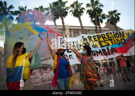 Malaga, Spanien. Mai 2021. Kolumbianische Demonstranten halten während der Demonstration auf dem Platz Plaza de la Constitucion Schlagfackeln auf die Straße kolumbianische Bewohner von Malaga gehen in Solidarität mit den Kolumbianern und gegen die Regierung von Präsident Iván Duque erneut auf die Straße, während die Verhandlungen zwischen der kolumbianischen Regierung und dem Ausschuss des nationalen Streiks danach fortgesetzt werden Die Proteste und gewalttätigen Zusammenstöße im Land ausbrachen. (Foto von Jesus Merida/SOPA Images/Sipa USA) Quelle: SIPA USA/Alamy Live News Stockfoto