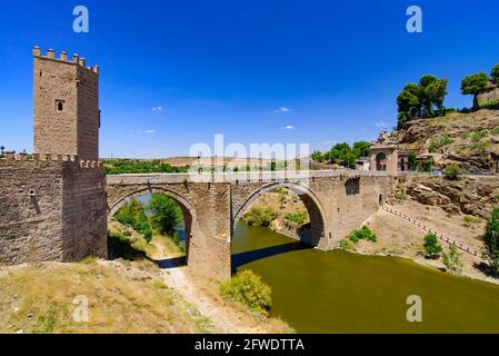 Puente de Alcántara, eine römische Bogenbrücke über den Tejo in Toledo, Spanien Stockfoto