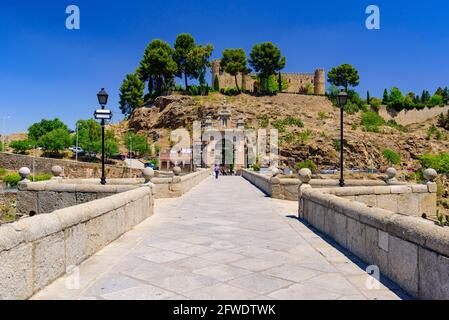 Puente de Alcántara, eine römische Bogenbrücke über den Tejo in Toledo, Spanien Stockfoto