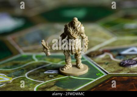 Roseville, MN, USA, 02.04.2021 - Fallout Board Game Plastic Figure on Map Tiles Stockfoto
