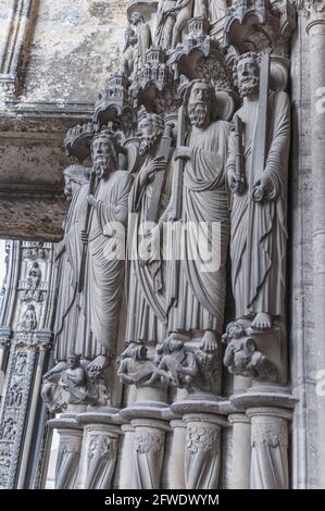 Vertikale Aufnahme von religiösen Skulpturen an der Wand in Chartres KathedraleFrankreich Stockfoto