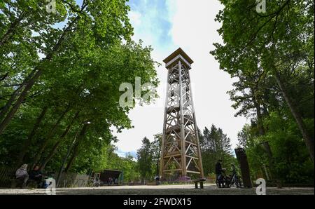 21. Mai 2021, Hessen, Frankfurt/Main: Der Goethe-Turm ragt hoch in einer Lichtung des Frankfurter Stadtwaldes im Stadtteil Sachsenhausen. Trotz der angekündigten Lockerung in der Mainmetropole wird die Stadt das beliebte Ausflugsziel für Besucher nicht öffnen. Das Wahrzeichen im Stadtwald war 2017 der Brandstiftung zum Opfer gefallen. 2020 wurde der Aussichtsturm wieder aufgebaut. Nach der Wiedereröffnung im April dieses Jahres war der Turm nur für wenige Tage zugänglich. (To dpa 'Goetheturm bleibt zu Pfingsten geschlossen') Foto: Arne Dedert/dpa Stockfoto