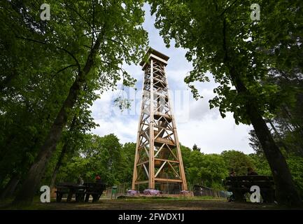 21. Mai 2021, Hessen, Frankfurt/Main: Der Goethe-Turm ragt hoch in einer Lichtung des Frankfurter Stadtwaldes im Stadtteil Sachsenhausen. Trotz der angekündigten Lockerung in der Mainmetropole wird die Stadt das beliebte Ausflugsziel für Besucher nicht öffnen. Das Wahrzeichen im Stadtwald war 2017 der Brandstiftung zum Opfer gefallen. 2020 wurde der Aussichtsturm wieder aufgebaut. Nach der Wiedereröffnung im April dieses Jahres war der Turm nur für wenige Tage zugänglich. (To dpa 'Goetheturm bleibt zu Pfingsten geschlossen') Foto: Arne Dedert/dpa Stockfoto