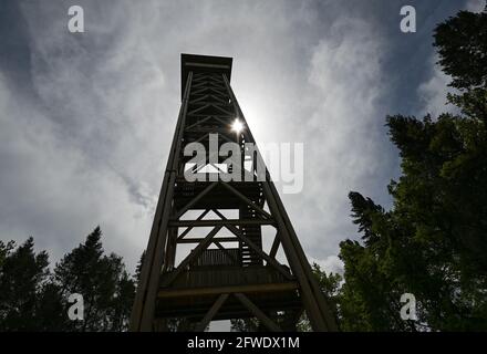 21. Mai 2021, Hessen, Frankfurt/Main: Der Goethe-Turm ragt hoch in einer Lichtung des Frankfurter Stadtwaldes im Stadtteil Sachsenhausen. Trotz der angekündigten Lockerung in der Mainmetropole wird die Stadt das beliebte Ausflugsziel für Besucher nicht öffnen. Das Wahrzeichen im Stadtwald war 2017 der Brandstiftung zum Opfer gefallen. 2020 wurde der Aussichtsturm wieder aufgebaut. Nach der Wiedereröffnung im April dieses Jahres war der Turm nur für wenige Tage zugänglich. (To dpa 'Goetheturm bleibt zu Pfingsten geschlossen') Foto: Arne Dedert/dpa Stockfoto