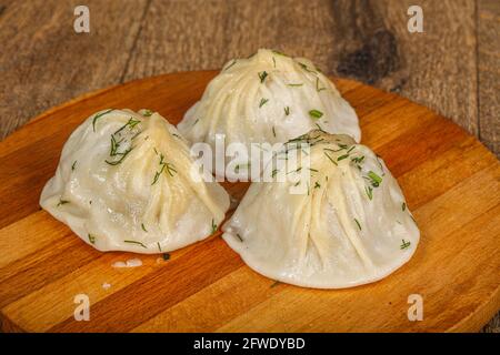 Usbekischer traditioneller Manty - Knödel mit Fleisch und Gemüse Stockfoto