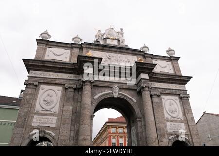 Triumphpforte, ein barocker Triumphbogen in der Altstadt Innsbruck, Tirol, Österreich, Südseite erbaut für Erzherzog Leopold. Stockfoto