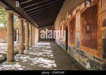 Castellammare di Stabia, Italien - August 26 2020: Ostportikus des Peristyls der antiken römischen Villa San Marco in Stabiae mit Säulen Stockfoto