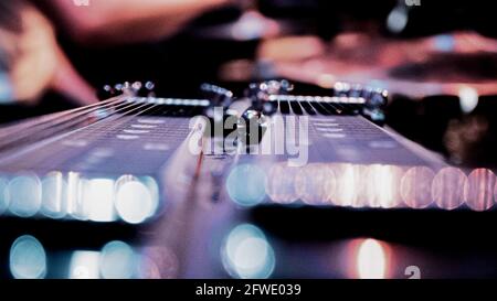 Nahaufnahme eines Musikers, der auf der Bühne Lap Steel, Pedalgitarre und Slide Guitar spielt. Stockfoto