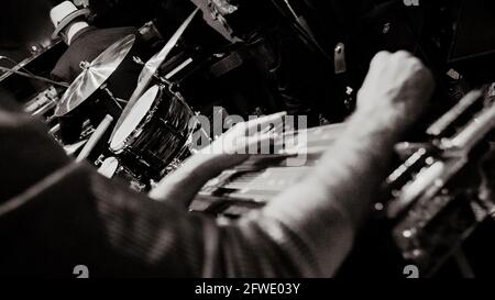 Nahaufnahme eines Musikers, der auf der Bühne Lap Steel, Pedalgitarre und Slide Guitar spielt. Stockfoto