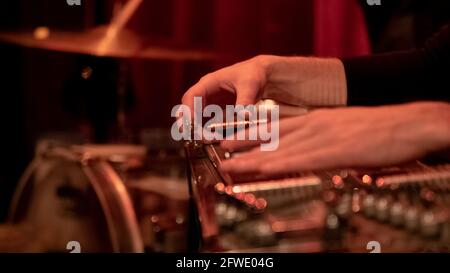 Nahaufnahme eines Musikers, der auf der Bühne Lap Steel, Pedalgitarre und Slide Guitar spielt. Stockfoto