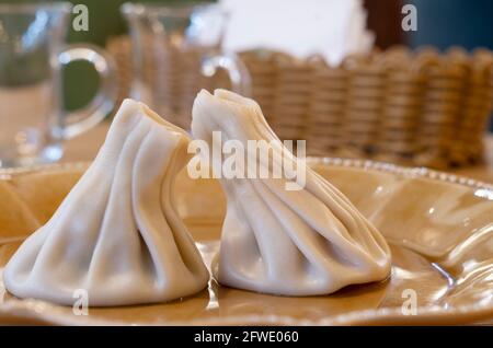 Georgische traditionelle Knödel Krinkali mit Fleisch auf Holzplatte. Nahaufnahme des Bildes. Stockfoto